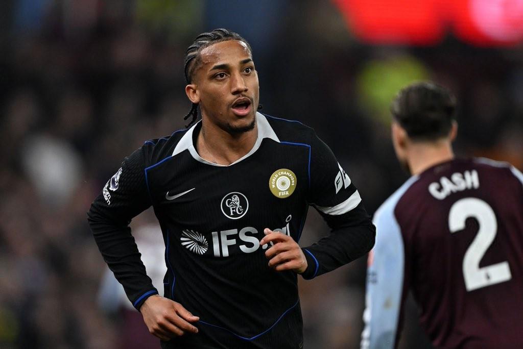 自21年曼城后，切尔西是首支英超客战维拉半场11脚打门的球队