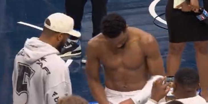 世界杯比赛直播地址-一身腱子肉!米切尔赢球后心情大好 光膀子与NFL球星聊天